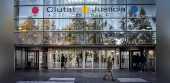 Padres apuñalan en la puerta del juzgado a joven acusado de asesinar a su hijo