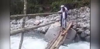 Niños exponen sus vidas al cruzar puente de palos para llegar a su colegio en Piura Niños exponen sus vidas al cruzar puente de palos para llegar a su colegio en Piura