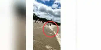 Piura: 3 personas se salvan de morir tras voltearse cámara inflable en la que cruzaban una quebrada