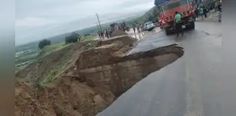 Precipitaciones torrenciales inundan viviendas y aíslan distritos en Piura