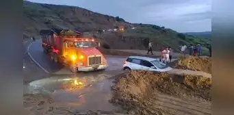 Piura: carro quedó sepultado por lodo y piedras en vía Paita-Sullana