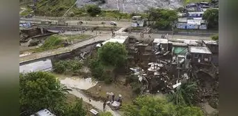 Lluvia de 8 horas arrasa vías, casas y cultivos en Lambayeque Lluvia de 8 horas arrasa vías, casas y cultivos en Lambayeque