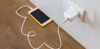 ¿Por qué es peligroso dejar el cargador de tu teléfono enchufado durante mucho tiempo?
