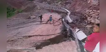 Deslizamiento destruye carretera y deja 12 caseríos aislados en San Martín