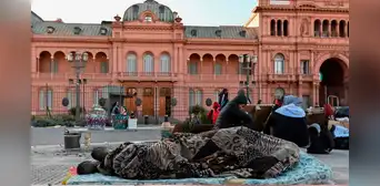 Muere bebé de 3 meses frente a la sede del Gobierno argentino: vivía en la calle con su familia