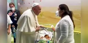 Papa Francisco bautizó a bebé en hospital donde se encuentra internado