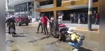 Ciudadanos protestan levantando la pista frente a la Municipalidad de Piura con sus manos Ciudadanos protestan levantando la pista frente a la Municipalidad de Piura con sus manos
