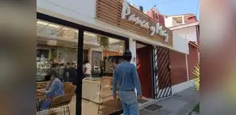 Delincuentes con armas de fuego asaltan a clientes de cafetería en Trujillo Delincuentes con armas de fuego asaltan a clientes de cafetería en Trujillo
