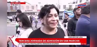 Mujer se quitó la blusa en la calle para que su hija dé el examen de admisión en San Marcos Mujer se quitó la blusa en la calle para que su hija dé el examen de admisión en San Marcos