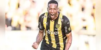 Peñarol derrotó 2-0 a Nacional en el clásico uruguayo y es más líder que nunca Peñarol derrotó 2-0 a Nacional en el clásico uruguayo y es más líder que nunca