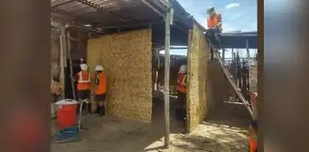 Soldados ayudan a construir casa para anciana afectada por lluvias en Piura: “La unión hace la fuerza”