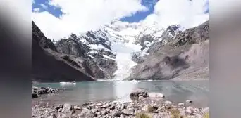 Laguna de Upisqocha está en riesgo de desbordarse Laguna de Upisqocha está en riesgo de desbordarse