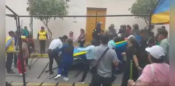 Vianderas se enfrentan con fierros y palos a personal de la Municipalidad de Huamanga en Ayacucho Vianderas se enfrentan con fierros y palos a personal de la Municipalidad de Huamanga en Ayacucho