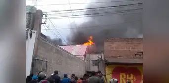 Incendio de grandes proporciones afectó a 4 inmuebles en Juliaca Incendio de grandes proporciones afectó a 4 inmuebles en Juliaca