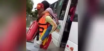 Piura: cargan en hombros a pasajeros de una combi que quedó atrapada en calle inundada Piura: cargan en hombros a pasajeros de una combi que quedó atrapada en calle inundada
