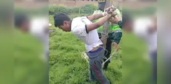 Vecinos dan paliza y amarran a poste a sujeto que agredió a su madre en Junín