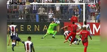 ¡Avisó la 'joya'! Vitor Roque fusila, pero Campos reponde y se luce con una atajada