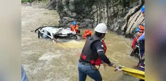 Tres ingenieros pierden la vida tras despiste de camioneta que cayó al río Huallaga