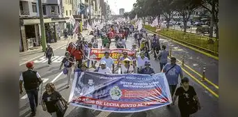 Maestros se movilizan en Lima exigiendo pago de bono de S/950 Maestros se movilizan en Lima exigiendo pago de bono de S/950