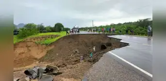 Lambayeque queda aislada de Piura tras colapso de vía en Olmos Lambayeque queda aislada de Piura tras colapso de vía en Olmos