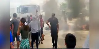 Damnificados por las intensas lluvias bloquean carretera para exigir la evacuación de aguas en Piura Damnificados por las intensas lluvias bloquean carretera para exigir la evacuación de aguas en Piura