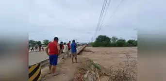 Río La Leche se desborda y pone en riesgo de inundación a distritos de Lambayeque Río La Leche se desborda y pone en riesgo de inundación a distritos de Lambayeque