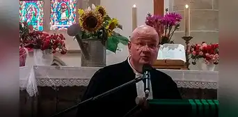 Sacerdote arma show de baile del tubo en su iglesia y recibe amenazas de muerte