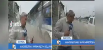 Reportero hace transmisión de inundación y bus pasa a toda velocidad por su lado: “Se empapó de información” Reportero hace transmisión de inundación y bus pasa a toda velocidad por su lado: “Se empapó de información”