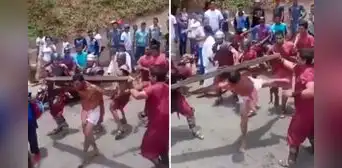 Hombre que interpretaba a Jesús en el vía crucis olvida su papel y se defiende de latigazos Hombre que interpretaba a Jesús en el vía crucis olvida su papel y se defiende de latigazos