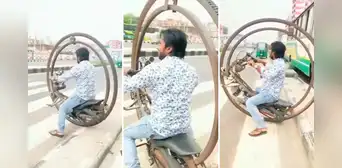 ¿La moto del futuro? Captan a hombre manejando un vehículo con una sola rueda ¿La moto del futuro? Captan a hombre manejando un vehículo con una sola rueda