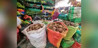 Accesos a los mercados de JLO y Chiclayo en medio de desagües Accesos a los mercados de JLO y Chiclayo en medio de desagües