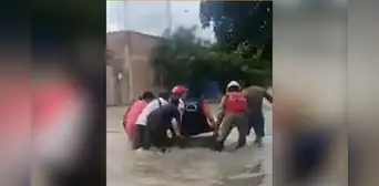 Piura: ministra de Vivienda cruzó inundación en una tina por pedido de vecinos
