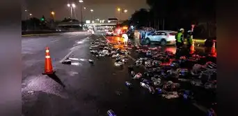 Vía de Evitamiento: ciudadanos robaron envases de gaseosas tras volcadura de camión en El Agustino Vía de Evitamiento: ciudadanos robaron envases de gaseosas tras volcadura de camión en El Agustino