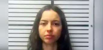 Arrestan a mujer de 19 años por agredir sexualmente a un perro y difundirlo en redes Arrestan a mujer de 19 años por agredir sexualmente a un perro y difundirlo en redes