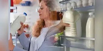 La razón por la que nunca debes guardar la leche en la puerta de tu refrigeradora La razón por la que nunca debes guardar la leche en la puerta de tu refrigeradora