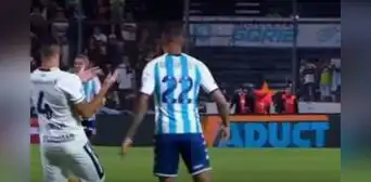 Paolo Guerrero se ganó la amarilla segundos después de entrar por forcejear con un rival Paolo Guerrero se ganó la amarilla segundos después de entrar por forcejear con un rival