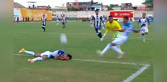 ¡Blooper! Canela remata sin arquero, pero el balón le choca en su compañero y se salva Alianza ¡Blooper! Canela remata sin arquero, pero el balón le choca en su compañero y se salva Alianza