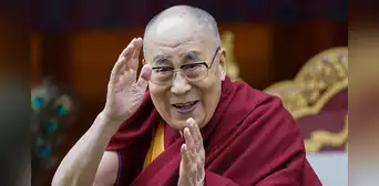 Dalái lama causa indignación tras besar a un niño en la boca y pedirle que ‘chupe’ su lengua Dalái lama causa indignación tras besar a un niño en la boca y pedirle que ‘chupe’ su lengua