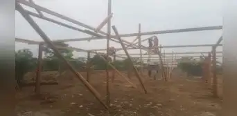 ¡Se sienten olvidados! Padres construyen aulas de madera para que sus hijos puedan estudiar en Loreto