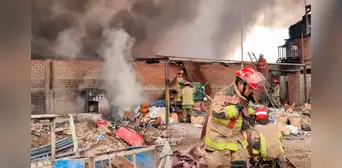 Comas: reportan incendio de grandes proporciones en depósito de reciclaje Comas: reportan incendio de grandes proporciones en depósito de reciclaje