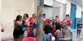 “Hermoso detalle”: quinceañera celebra su cumpleaños en puesto de venta de frutas de sus padres en Iquitos “Hermoso detalle”: quinceañera celebra su cumpleaños en puesto de venta de frutas de sus padres en Iquitos