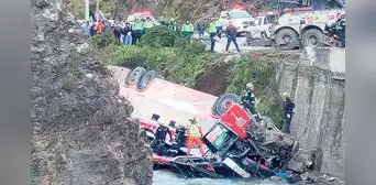 Diez fallecidos y más de 25 heridos deja despiste de bus interprovincial en Huarochirí Diez fallecidos y más de 25 heridos deja despiste de bus interprovincial en Huarochirí