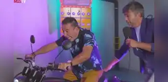 Carlos Carlín se emociona al ganar una moto, pero casi sufre accidente al intentar manejarla
