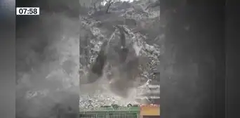 Graban el preciso momento en que cerro se derrumba y destruye viviendas en Piura Graban el preciso momento en que cerro se derrumba y destruye viviendas en Piura