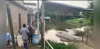 Familias de Piura abandonan sus viviendas tras colapso de desagües y falta de agua