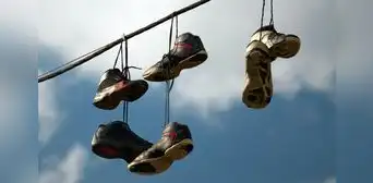 ¿Cuál es el significado de las zapatillas colgadas en los cables de luz? Te decimos ¿Cuál es el significado de las zapatillas colgadas en los cables de luz? Te decimos