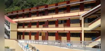 Junín: escolar caer de segundo piso de colegio en Chanchamayo y su estado es crítico