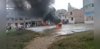 ¡Justicia con sus propias manos! Vecinos quemaron mototaxi de delincuentes en Cajamarca