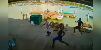 Momento exacto en el que 30 sicarios asesinan a 9 personas en un puerto pesquero de Ecuador