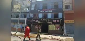Voraz incendio reduce a cenizas chifa y afecta áreas de un gimnasio de Trujillo